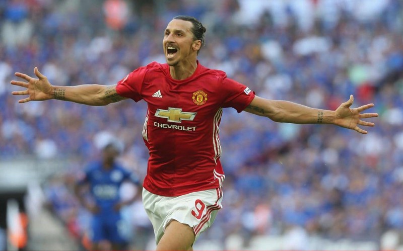 ngay nay nam xua: ibrahimovic mang ve danh hieu cho mu ngay ngay ra mat hinh 1