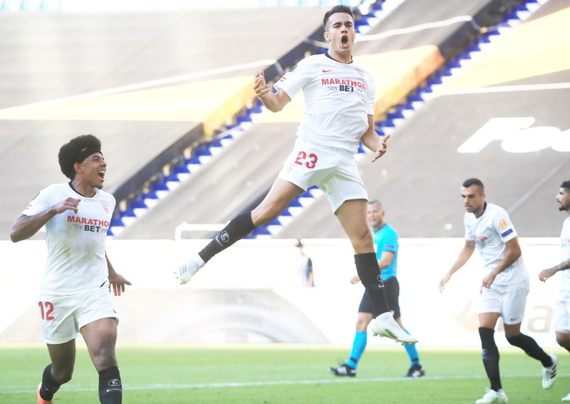 ket qua europa league: sevilla 2-0 as roma hinh 1