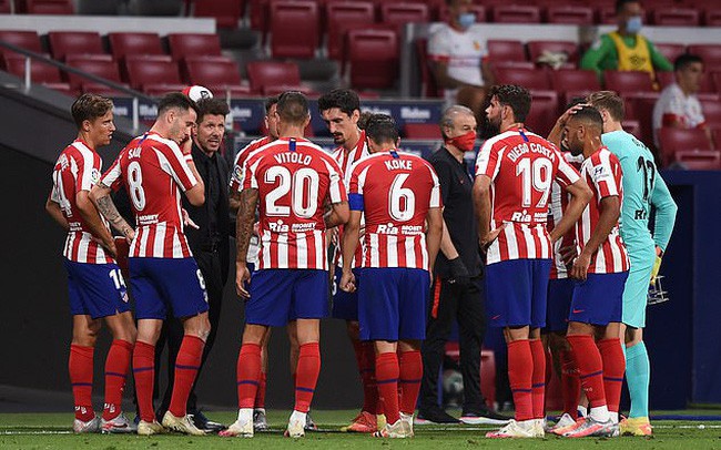 hai cau thu atletico mac covid-19 truoc ngay da champions league  hinh 1
