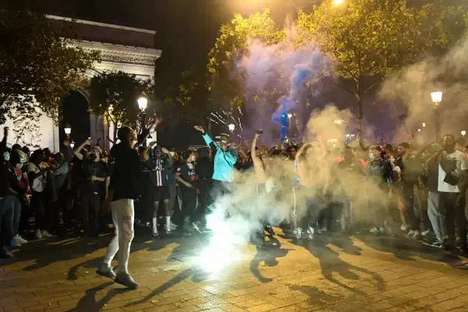 psg vao chung ket champions league, cdv "lam loan" paris bat chap covid-19 hinh 1