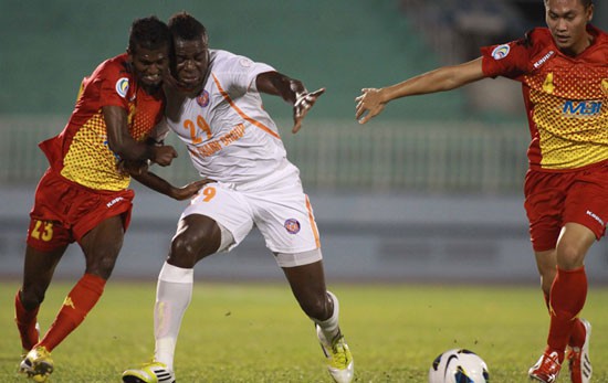 ngay nay nam xua: v-league "hon loan" vi co doi bo giai hinh 1
