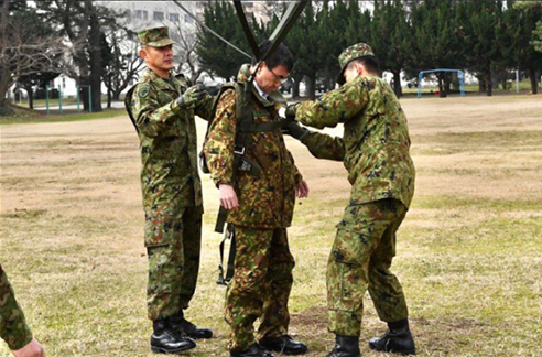 bo truong quoc phong nhat ban nhay du trong khoa huan luyen my-nhat hinh 1