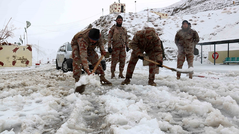 mua lon, tuyet day dac tai pakistan va afghanistan khien 43 nguoi chet hinh 1
