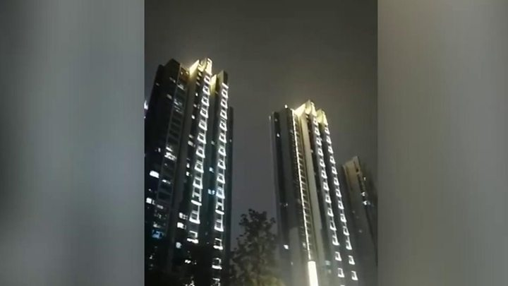 nguoi dan vu han khich le tinh than nhau giua "bao" virus corona hinh 1