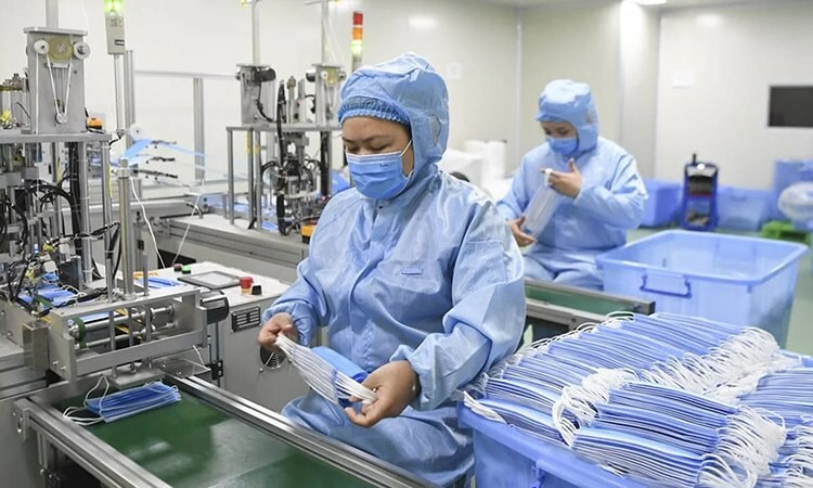 Thủ tướng Lý Khắc Cường (thứ hai từ bên phải) tới thăm Trung tâm Kiểm soát và Phòng ngừa dịch bệnh ở Bắc Kinh hôm 30/1. Ảnh: Reuters.