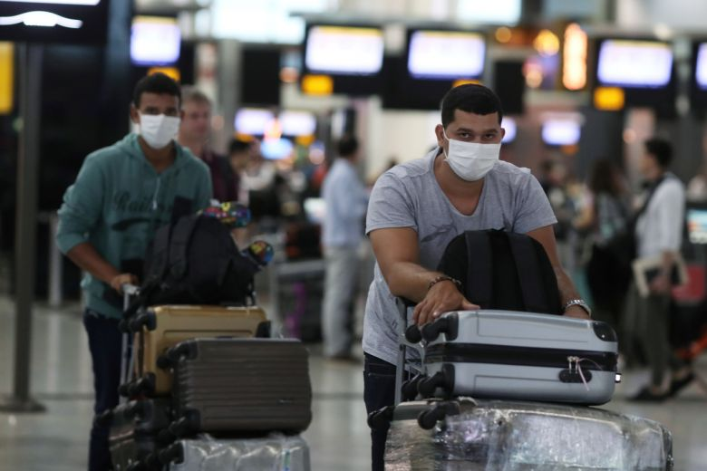 brazil ban bo tinh trang khan cap y te, cach ly nguoi tro ve tu vu han hinh 1