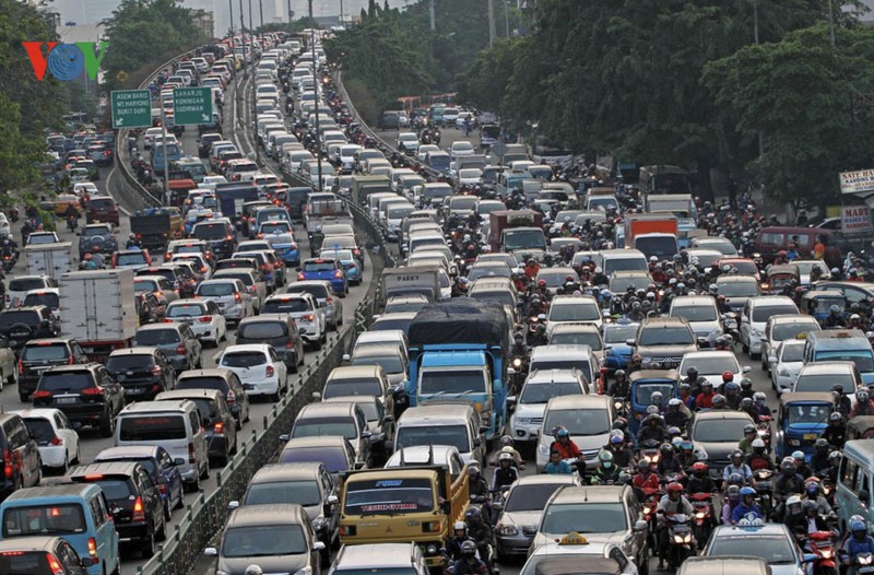nguoi dan jakarta (indonesia) moi nam lang phi 174 gio vi tac duong hinh 1