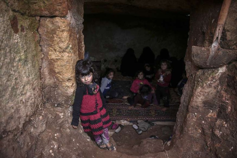 anh: giao tranh du doi o syria, tung doan dan thuong so tan khoi idlib hinh 2