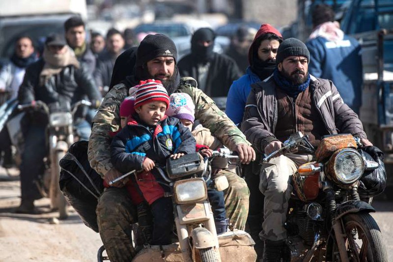 anh: giao tranh du doi o syria, tung doan dan thuong so tan khoi idlib hinh 9