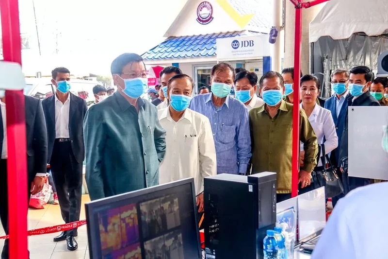 phong covid-19, tat ca nguoi nhap canh vao lao bat buoc phai khai bao y te hinh 1