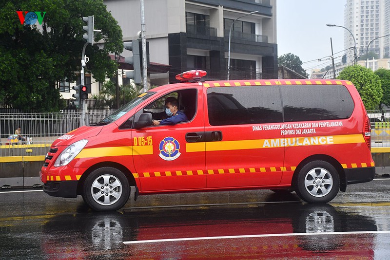 anh: jakarta phun thuoc khu trung toan thanh pho ngan dich covid-19 hinh 10
