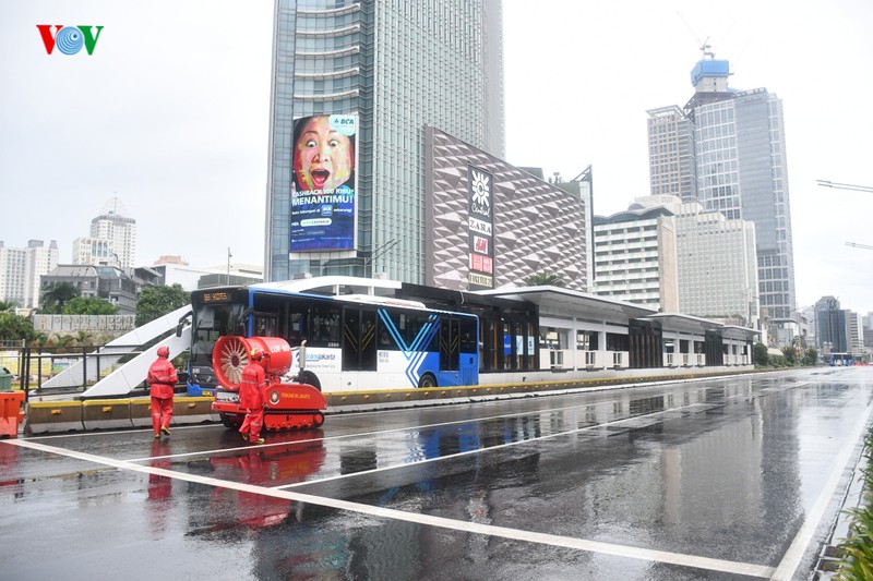 anh: jakarta phun thuoc khu trung toan thanh pho ngan dich covid-19 hinh 4