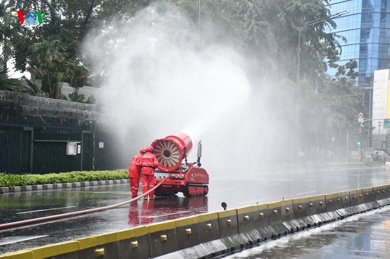 anh: jakarta phun thuoc khu trung toan thanh pho ngan dich covid-19 hinh 5