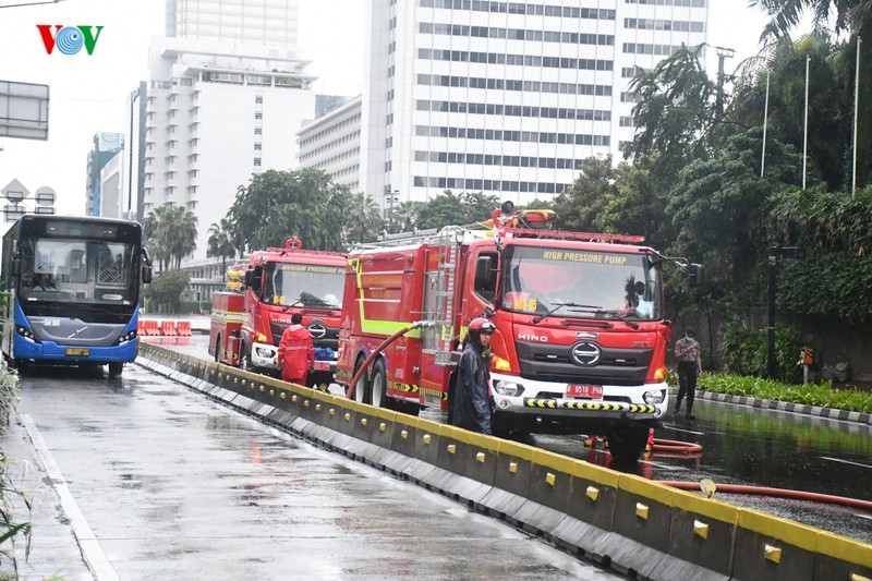 anh: jakarta phun thuoc khu trung toan thanh pho ngan dich covid-19 hinh 6