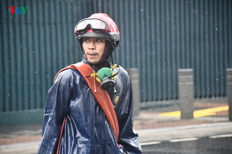 anh: jakarta phun thuoc khu trung toan thanh pho ngan dich covid-19 hinh 9