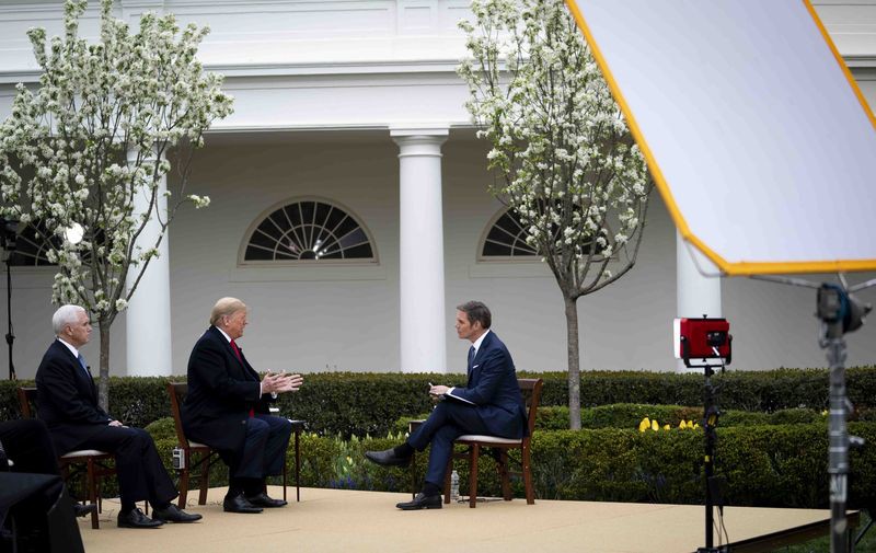 trump: khong hoi tiec nhung cung khong dung cum "virus trung quoc" nua hinh 1