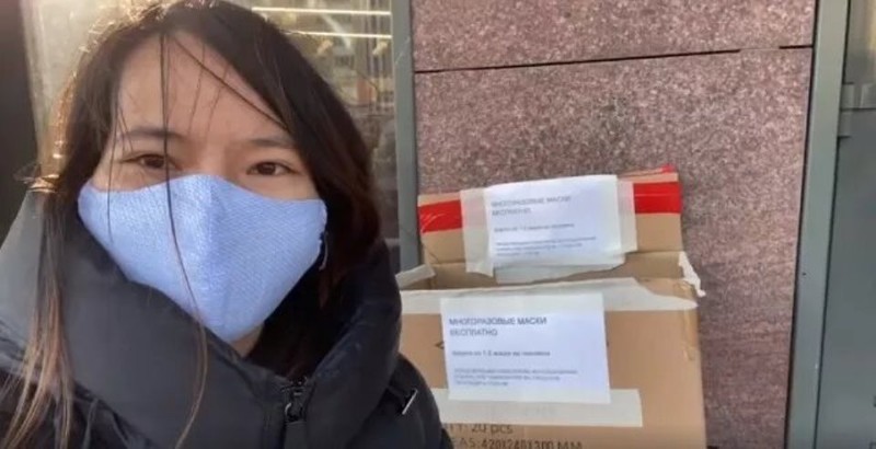 thao thom tam long nguoi viet may khau trang tang cho cac ban nga hinh 1