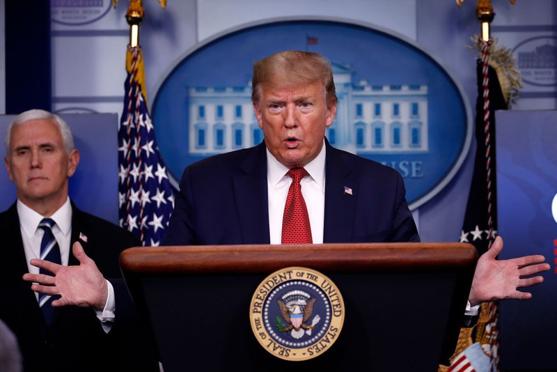 trump "gian du" vi cham duoc bao ve muc do nghiem trong cua covid-19 hinh 1