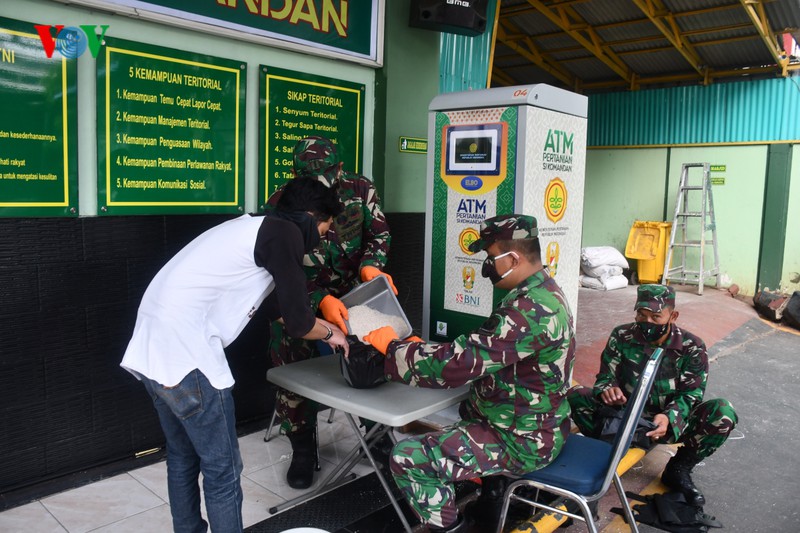 can canh cac "atm gao cua nguoi chi huy" ho tro covid-19 o indonesia hinh 1