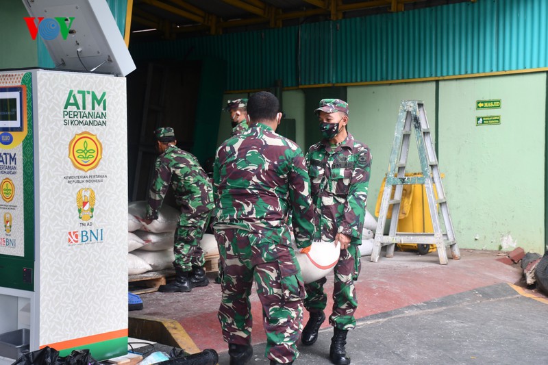 can canh cac "atm gao cua nguoi chi huy" ho tro covid-19 o indonesia hinh 7