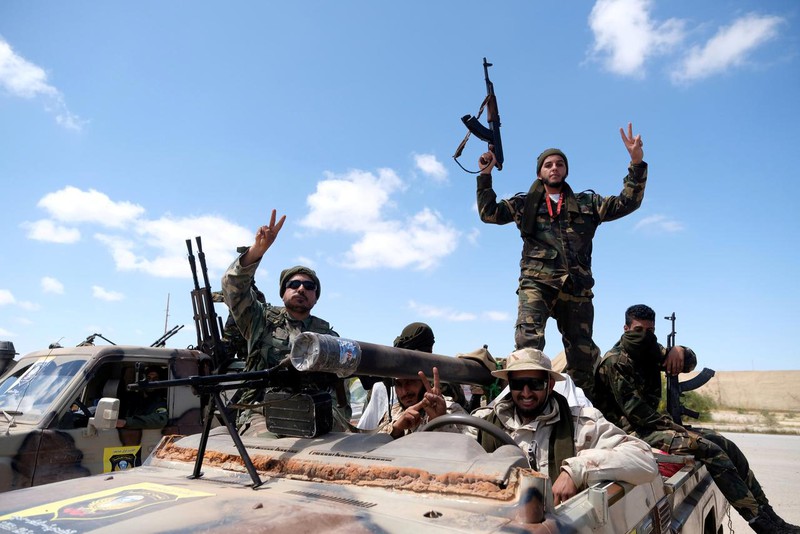 ai cap to tho nhi ky dua cac tay sung nuoc ngoai den libya hinh 1