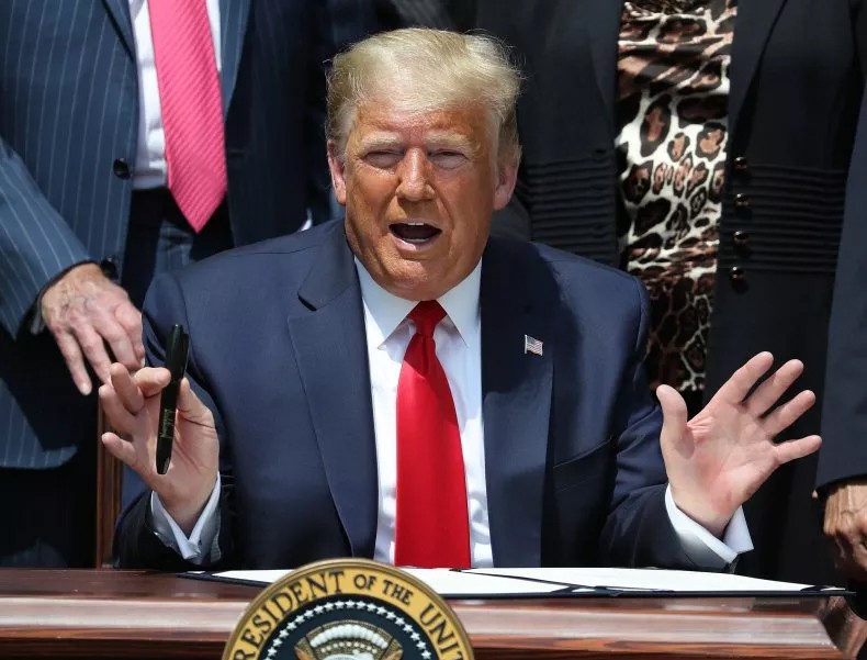 ty le ung ho trump ve kinh te lan dau tien giam muc ky luc trong 2 nam hinh 1