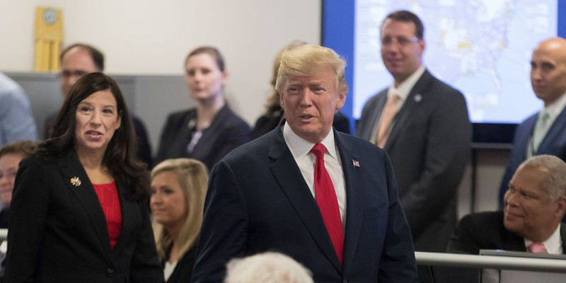 trump tung tinh ban puerto rico sau khi bi bao tan pha nam 2017 hinh 1