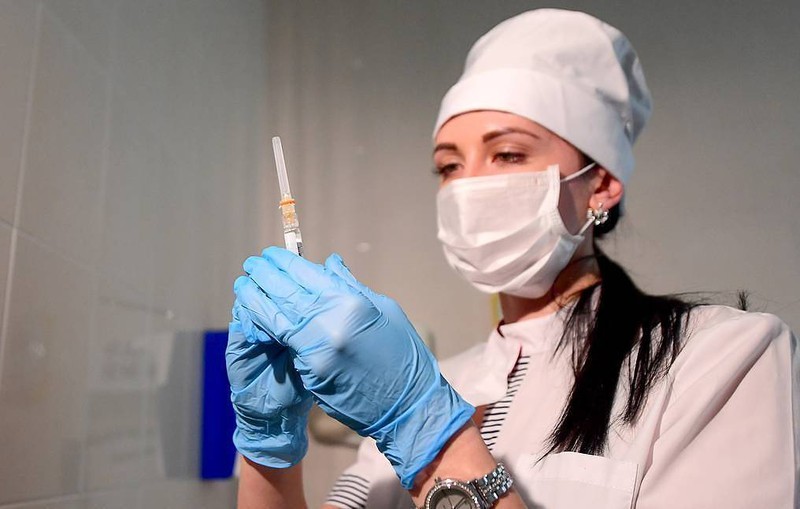 nga se la nuoc dau tien tren the gioi co vaccine chong covid-19 hinh 1