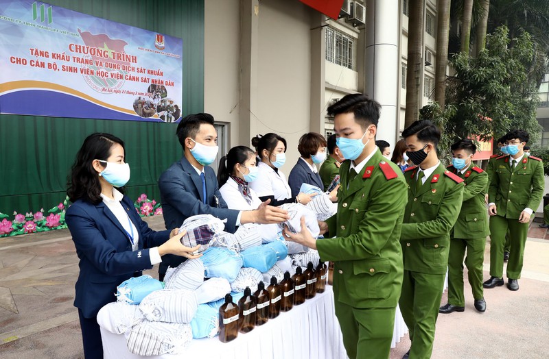 sinh vien ha noi duoc tang 80.000 khau trang phong chong covid-19 hinh 1
