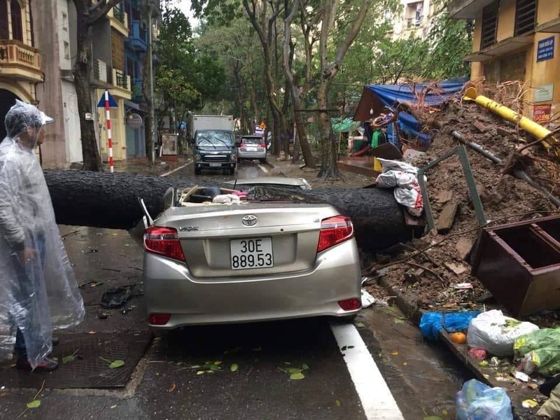 anh: duong ha noi bien thanh song "trong chop mat" sau tran mua lon hinh 4