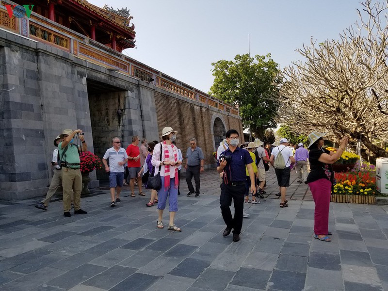 ca nhiem covid-19 thu 30 di tu london toi ha noi, hai phong va hue  hinh 1