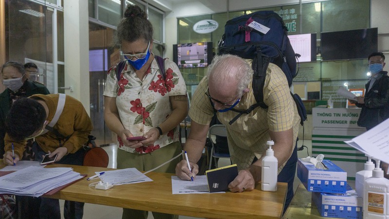 anh: ga lao cai tu som tinh mo trong ngay dau bat buoc deo khau trang  hinh 10