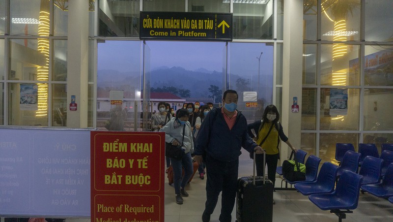 anh: ga lao cai tu som tinh mo trong ngay dau bat buoc deo khau trang  hinh 11