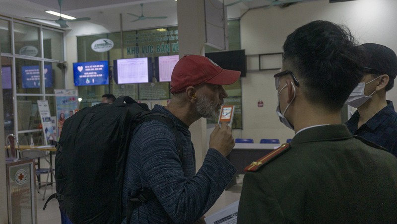 anh: ga lao cai tu som tinh mo trong ngay dau bat buoc deo khau trang  hinh 12