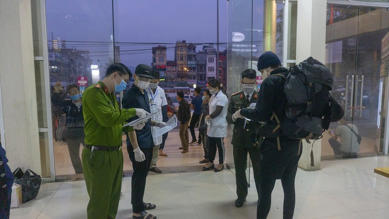 anh: ga lao cai tu som tinh mo trong ngay dau bat buoc deo khau trang  hinh 14