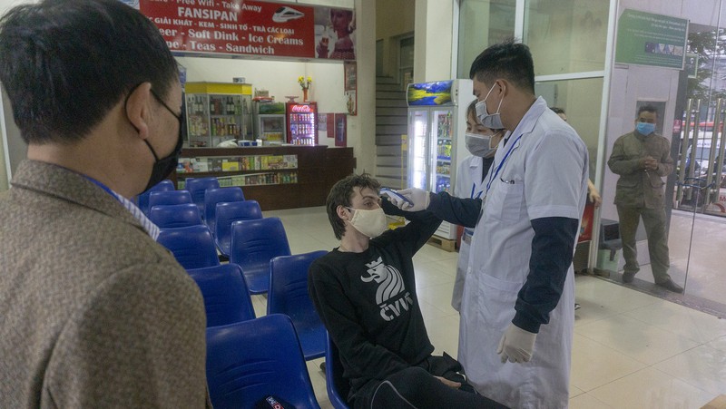 anh: ga lao cai tu som tinh mo trong ngay dau bat buoc deo khau trang  hinh 18