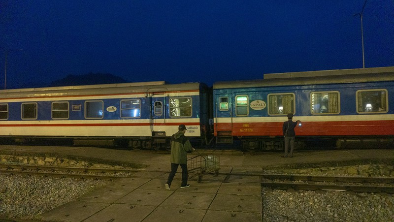 anh: ga lao cai tu som tinh mo trong ngay dau bat buoc deo khau trang  hinh 4