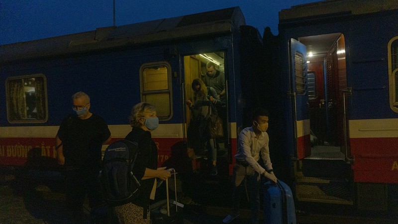 anh: ga lao cai tu som tinh mo trong ngay dau bat buoc deo khau trang  hinh 5