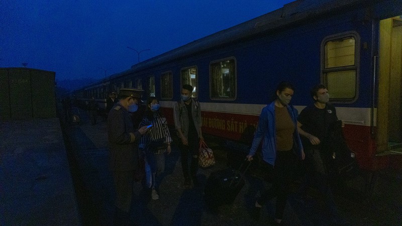 anh: ga lao cai tu som tinh mo trong ngay dau bat buoc deo khau trang  hinh 6