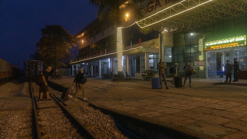 anh: ga lao cai tu som tinh mo trong ngay dau bat buoc deo khau trang  hinh 7