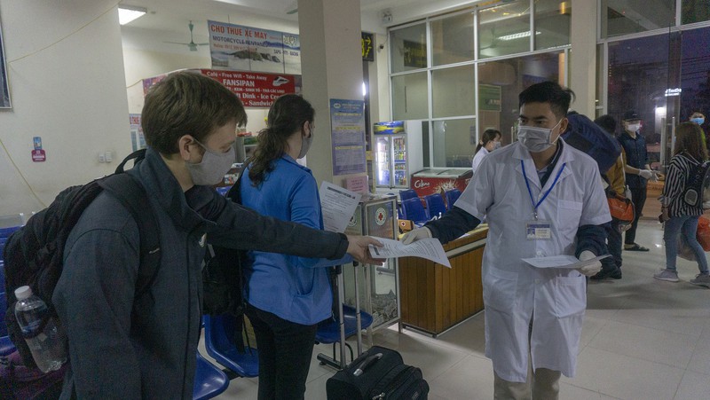 anh: ga lao cai tu som tinh mo trong ngay dau bat buoc deo khau trang  hinh 9