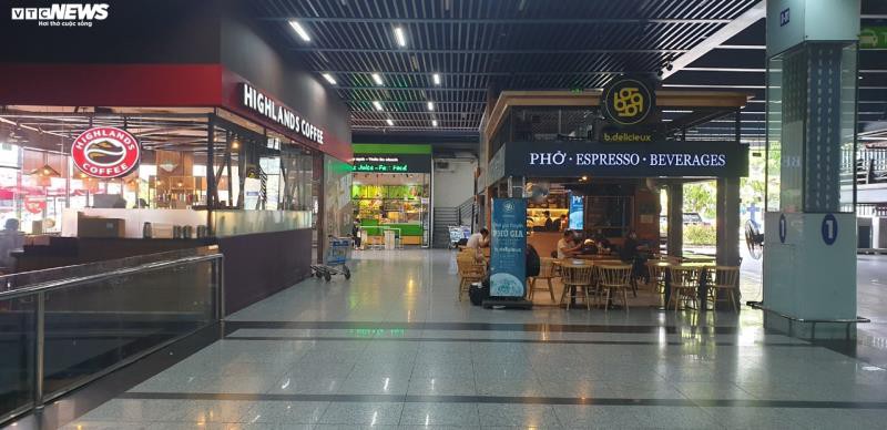 tan son nhat vang ngat sau khi dung cap thi thuc cho nguoi nuoc ngoai hinh 11