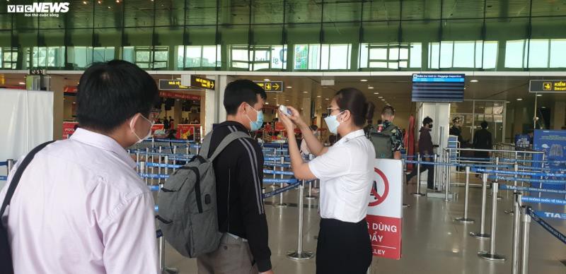 tan son nhat vang ngat sau khi dung cap thi thuc cho nguoi nuoc ngoai hinh 7