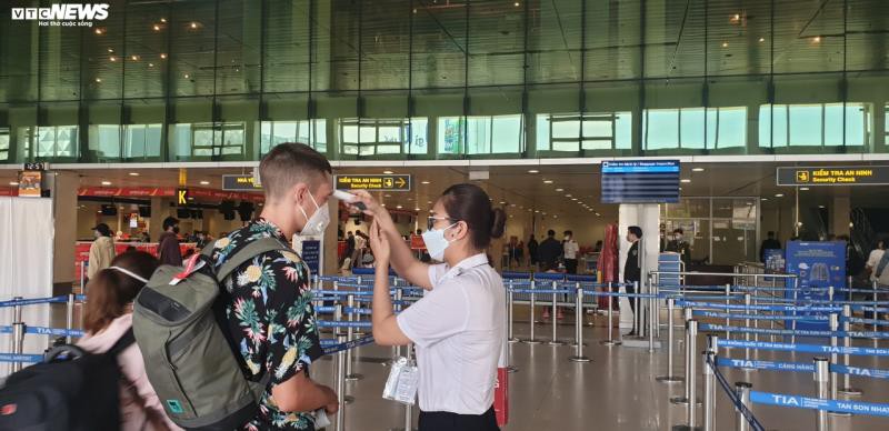 tan son nhat vang ngat sau khi dung cap thi thuc cho nguoi nuoc ngoai hinh 8