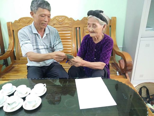 cu ba "xin thoat ngheo" ung ho tien chong dich covid-19 hinh 1