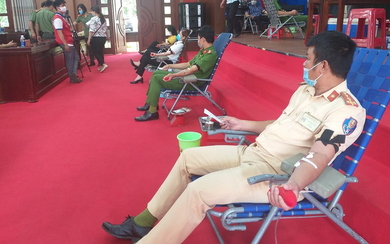 giot mau nghia tinh giua mua dich covid-19 hinh 2