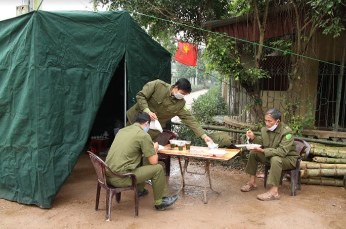 100% cac truong hop tiep xuc gan voi bn 251 co ket qua am tinh lan 1 hinh 1