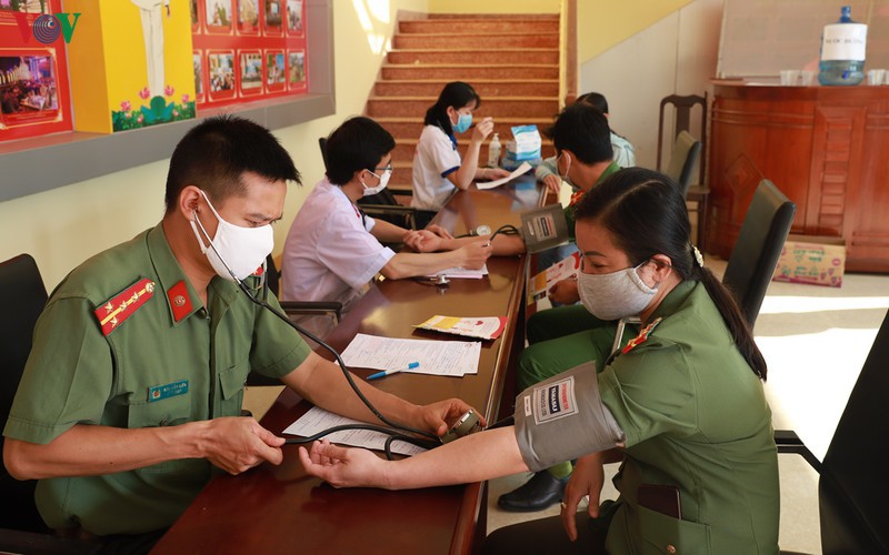 hien mau mua dich covid-19: lam the nao de hieu qua ma van an toan  hinh 1
