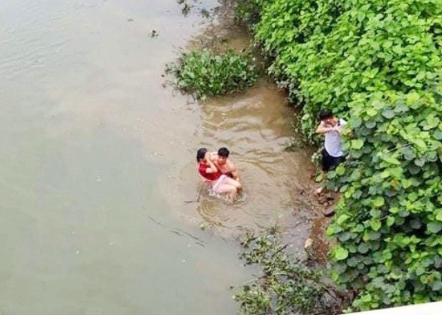 kip thoi cuu song nu sinh gieo minh xuong dong song cuon xiet tu van  hinh 1