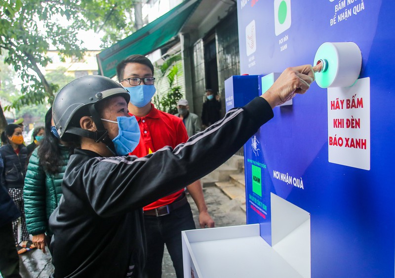 "atm thuc pham mien phi" cua bao nguoi lao dong khai truong tai ha noi hinh 1